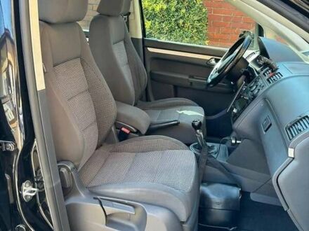 Чорний Фольксваген Туран, об'ємом двигуна 1.97 л та пробігом 300 тис. км за 5900 $, фото 1 на Automoto.ua