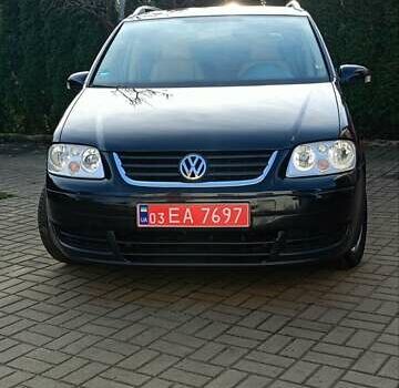 Черный Фольксваген Туран, объемом двигателя 1.6 л и пробегом 240 тыс. км за 5700 $, фото 1 на Automoto.ua