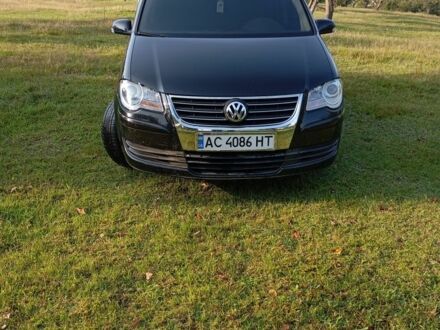 Черный Фольксваген Туран, объемом двигателя 1.9 л и пробегом 290 тыс. км за 7400 $, фото 1 на Automoto.ua