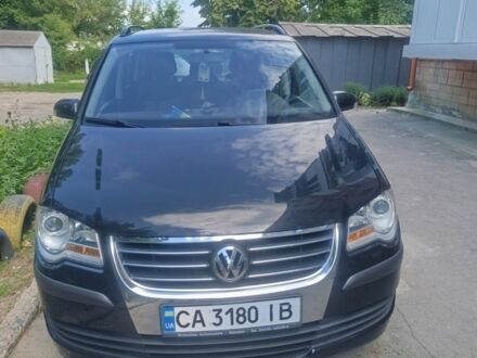 Черный Фольксваген Туран, объемом двигателя 1.6 л и пробегом 234 тыс. км за 6000 $, фото 1 на Automoto.ua