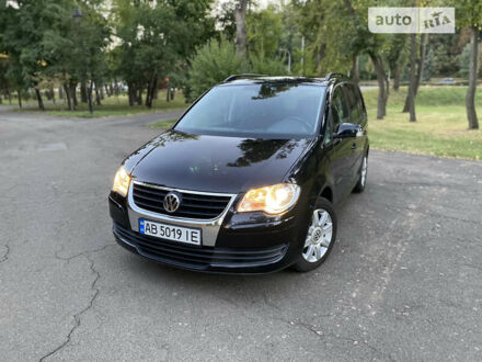 Черный Фольксваген Туран, объемом двигателя 1.6 л и пробегом 261 тыс. км за 7100 $, фото 1 на Automoto.ua