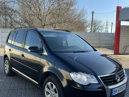 Черный Фольксваген Туран, объемом двигателя 1.9 л и пробегом 353 тыс. км за 6699 $, фото 1 на Automoto.ua