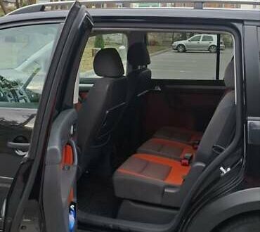 Черный Фольксваген Туран, объемом двигателя 1.98 л и пробегом 245 тыс. км за 10500 $, фото 1 на Automoto.ua