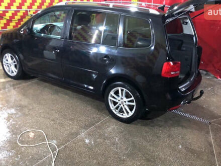 Черный Фольксваген Туран, объемом двигателя 1.97 л и пробегом 320 тыс. км за 8700 $, фото 1 на Automoto.ua