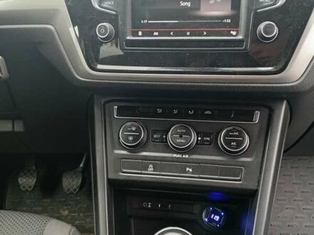 Черный Фольксваген Туран, объемом двигателя 1.6 л и пробегом 230 тыс. км за 15000 $, фото 1 на Automoto.ua