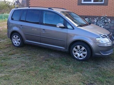 Фольксваген Туран 2008 в Сарнах на Automoto.ua Коричневый Фольксваген Туран, объемом двигателя 1.98 л и пробегом 265 тыс. км за 8500 $, фото 1 на Automoto.ua