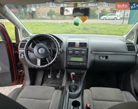 Червоний Фольксваген Туран, об'ємом двигуна 1.97 л та пробігом 387 тис. км за 4900 $, фото 21 на Automoto.ua