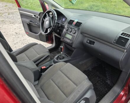 Красный Фольксваген Туран, объемом двигателя 2 л и пробегом 378 тыс. км за 4800 $, фото 11 на Automoto.ua