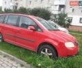 Красный Фольксваген Туран, объемом двигателя 1.6 л и пробегом 399 тыс. км за 4500 $, фото 1 на Automoto.ua
