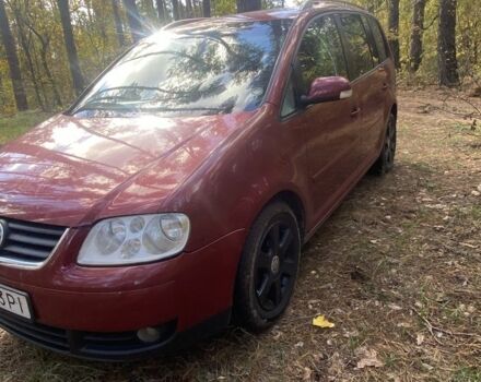 Красный Фольксваген Туран, объемом двигателя 2 л и пробегом 355 тыс. км за 4800 $, фото 1 на Automoto.ua