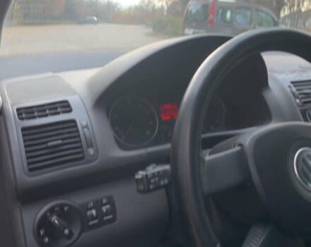 Красный Фольксваген Туран, объемом двигателя 1.6 л и пробегом 248 тыс. км за 5600 $, фото 5 на Automoto.ua