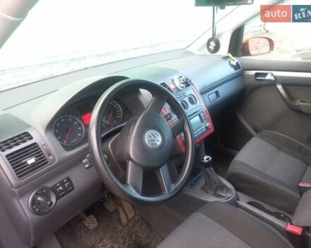 Червоний Фольксваген Туран, об'ємом двигуна 1.6 л та пробігом 177 тис. км за 4400 $, фото 5 на Automoto.ua