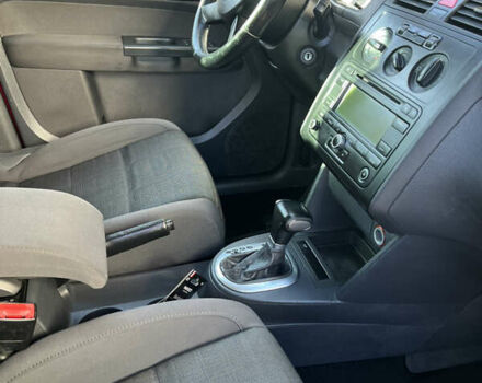 Красный Фольксваген Туран, объемом двигателя 1.6 л и пробегом 250 тыс. км за 5690 $, фото 2 на Automoto.ua