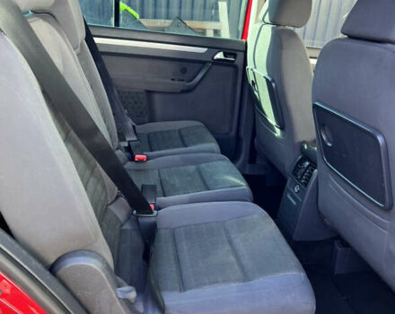 Красный Фольксваген Туран, объемом двигателя 1.6 л и пробегом 250 тыс. км за 5690 $, фото 6 на Automoto.ua