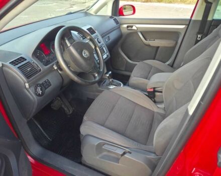 Красный Фольксваген Туран, объемом двигателя 2 л и пробегом 340 тыс. км за 4200 $, фото 16 на Automoto.ua
