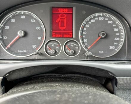 Красный Фольксваген Туран, объемом двигателя 1.6 л и пробегом 260 тыс. км за 6200 $, фото 8 на Automoto.ua