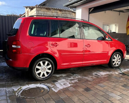 Красный Фольксваген Туран, объемом двигателя 1.6 л и пробегом 250 тыс. км за 5690 $, фото 1 на Automoto.ua