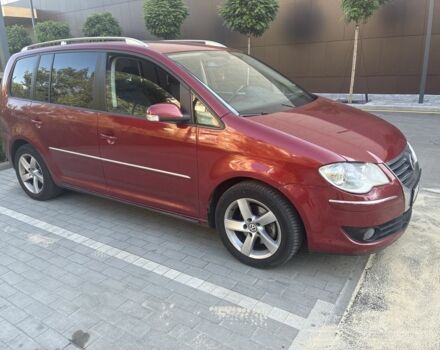 Красный Фольксваген Туран, объемом двигателя 2 л и пробегом 260 тыс. км за 6200 $, фото 1 на Automoto.ua