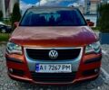 Красный Фольксваген Туран, объемом двигателя 1.4 л и пробегом 350 тыс. км за 5999 $, фото 1 на Automoto.ua