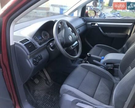 Червоний Фольксваген Туран, об'ємом двигуна 2 л та пробігом 310 тис. км за 6400 $, фото 3 на Automoto.ua