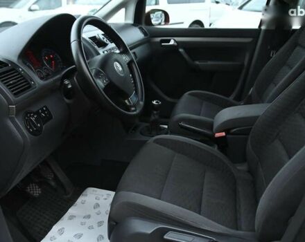 Красный Фольксваген Туран, объемом двигателя 1.4 л и пробегом 193 тыс. км за 6500 $, фото 15 на Automoto.ua