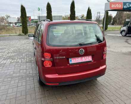 Красный Фольксваген Туран, объемом двигателя 1.6 л и пробегом 210 тыс. км за 6500 $, фото 2 на Automoto.ua