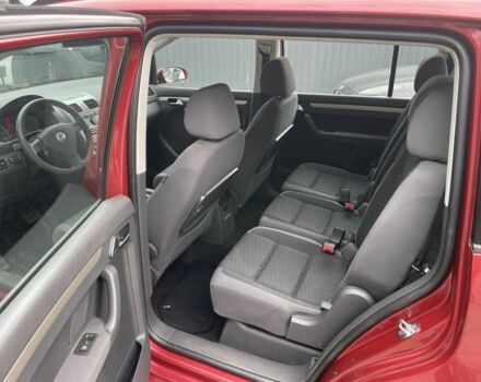 Красный Фольксваген Туран, объемом двигателя 1.9 л и пробегом 270 тыс. км за 7800 $, фото 5 на Automoto.ua