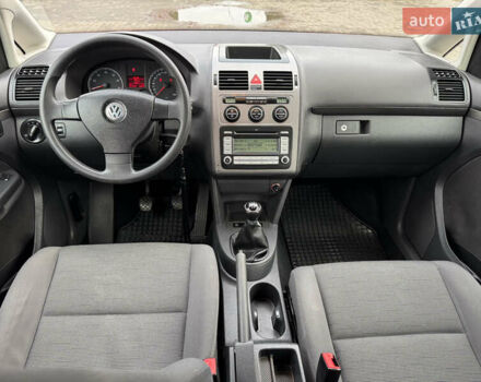 Красный Фольксваген Туран, объемом двигателя 1.6 л и пробегом 210 тыс. км за 6500 $, фото 22 на Automoto.ua