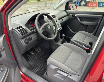 Красный Фольксваген Туран, объемом двигателя 1.6 л и пробегом 210 тыс. км за 6500 $, фото 18 на Automoto.ua