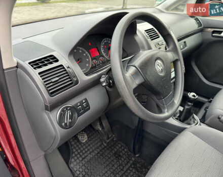 Красный Фольксваген Туран, объемом двигателя 1.6 л и пробегом 210 тыс. км за 6500 $, фото 17 на Automoto.ua