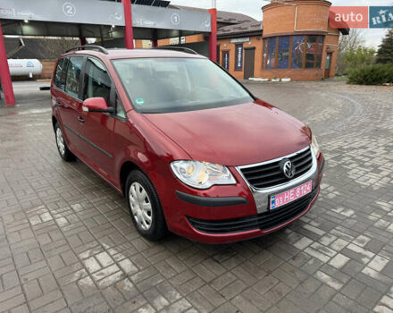 Красный Фольксваген Туран, объемом двигателя 1.6 л и пробегом 210 тыс. км за 6500 $, фото 3 на Automoto.ua