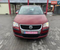 Красный Фольксваген Туран, объемом двигателя 1.6 л и пробегом 210 тыс. км за 6500 $, фото 1 на Automoto.ua