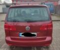 Красный Фольксваген Туран, объемом двигателя 1.6 л и пробегом 220 тыс. км за 9900 $, фото 1 на Automoto.ua