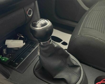 Красный Фольксваген Туран, объемом двигателя 1.6 л и пробегом 238 тыс. км за 9400 $, фото 13 на Automoto.ua