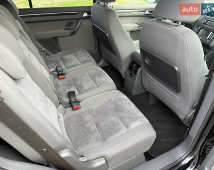 Красный Фольксваген Туран, объемом двигателя 1.6 л и пробегом 210 тыс. км за 10600 $, фото 21 на Automoto.ua