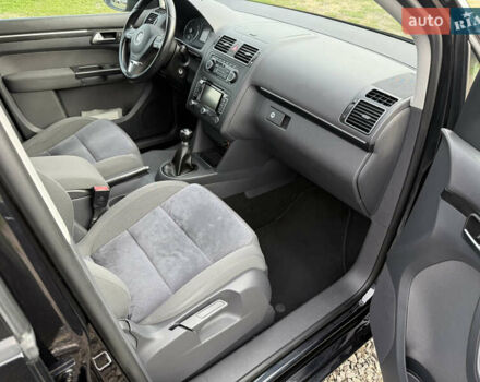 Красный Фольксваген Туран, объемом двигателя 1.6 л и пробегом 210 тыс. км за 10600 $, фото 22 на Automoto.ua