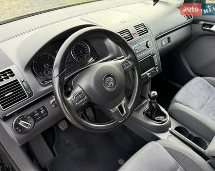 Красный Фольксваген Туран, объемом двигателя 1.6 л и пробегом 210 тыс. км за 10600 $, фото 28 на Automoto.ua