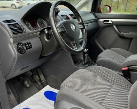 Красный Фольксваген Туран, объемом двигателя 2 л и пробегом 275 тыс. км за 6500 $, фото 21 на Automoto.ua