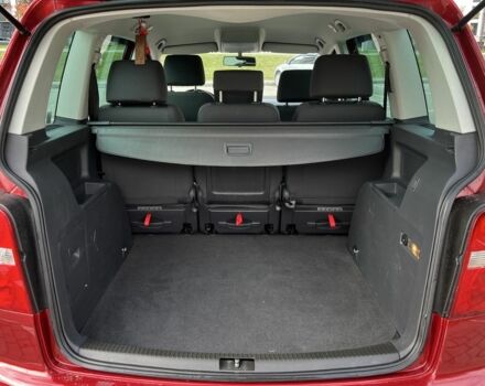 Красный Фольксваген Туран, объемом двигателя 2 л и пробегом 275 тыс. км за 6500 $, фото 12 на Automoto.ua