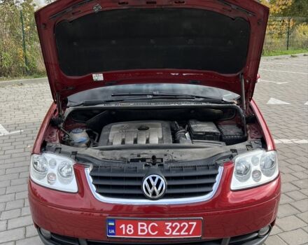 Красный Фольксваген Туран, объемом двигателя 2 л и пробегом 275 тыс. км за 6500 $, фото 9 на Automoto.ua