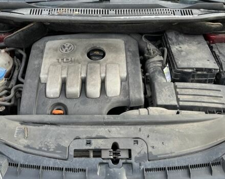 Красный Фольксваген Туран, объемом двигателя 2 л и пробегом 275 тыс. км за 6500 $, фото 10 на Automoto.ua