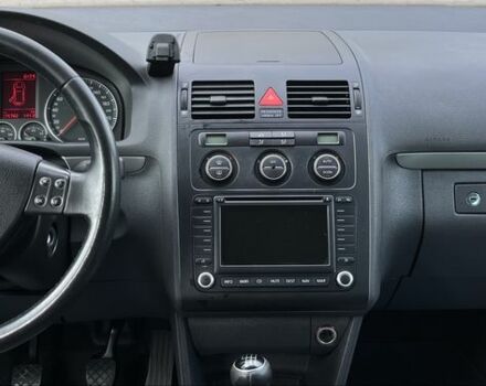 Красный Фольксваген Туран, объемом двигателя 2 л и пробегом 275 тыс. км за 6500 $, фото 23 на Automoto.ua