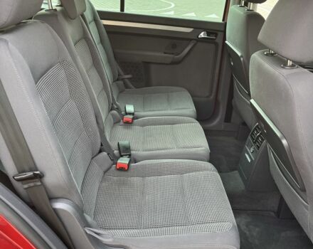 Красный Фольксваген Туран, объемом двигателя 2 л и пробегом 275 тыс. км за 6500 $, фото 14 на Automoto.ua