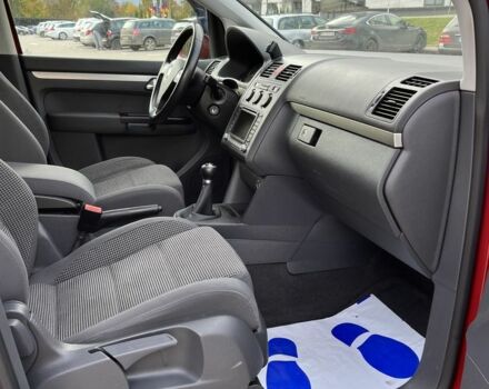 Красный Фольксваген Туран, объемом двигателя 2 л и пробегом 275 тыс. км за 6500 $, фото 18 на Automoto.ua