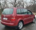 Червоний Фольксваген Туран, об'ємом двигуна 2 л та пробігом 333 тис. км за 2450 $, фото 1 на Automoto.ua