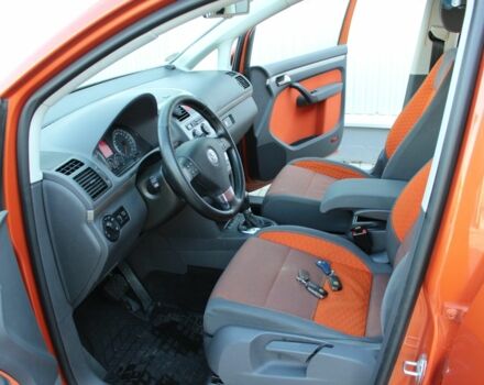 Красный Фольксваген Туран, объемом двигателя 1.4 л и пробегом 220 тыс. км за 8000 $, фото 4 на Automoto.ua