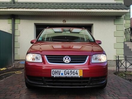 Красный Фольксваген Туран, объемом двигателя 1.6 л и пробегом 177 тыс. км за 5600 $, фото 1 на Automoto.ua