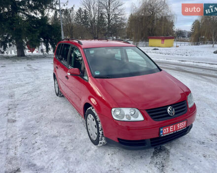 Красный Фольксваген Туран, объемом двигателя 1.6 л и пробегом 198 тыс. км за 5500 $, фото 1 на Automoto.ua