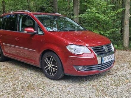 Красный Фольксваген Туран, объемом двигателя 1.97 л и пробегом 296 тыс. км за 7750 $, фото 1 на Automoto.ua