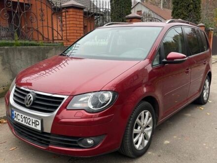 Красный Фольксваген Туран, объемом двигателя 1.9 л и пробегом 235 тыс. км за 8600 $, фото 1 на Automoto.ua